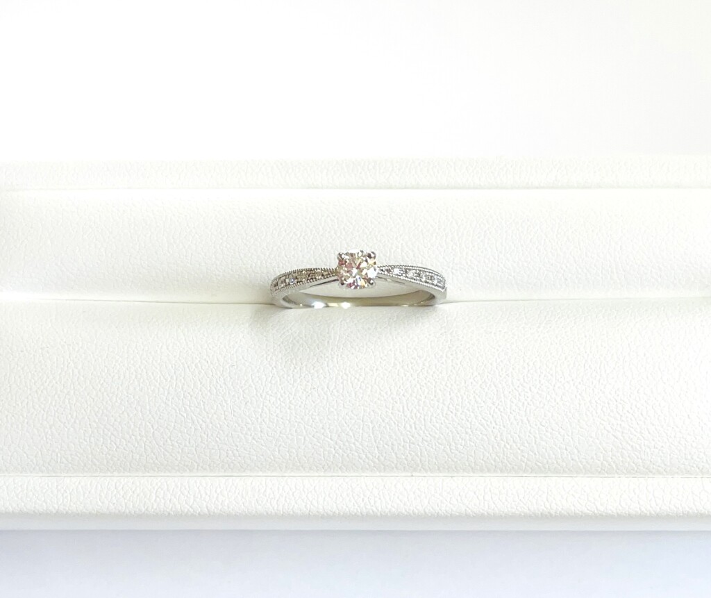 ミル打ちのダイヤモンドリング婚約指輪