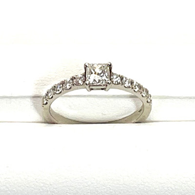 プリンセスカットのダイヤモンドの婚約指輪