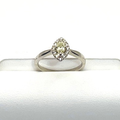 マーキスカットダイヤモンドの婚約指輪