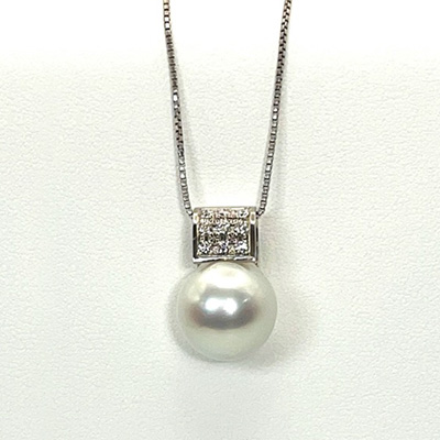 ダイヤモンド入りの白蝶真珠のネックレス