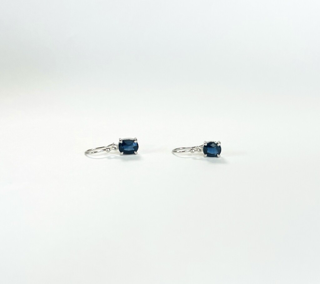 オーバルサファイアピアス