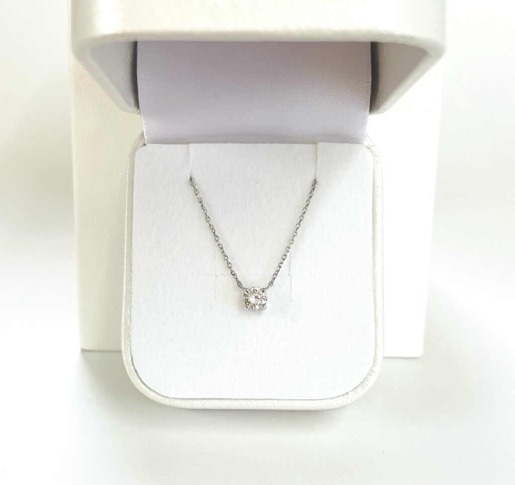 ダイヤ4本爪ネックレス