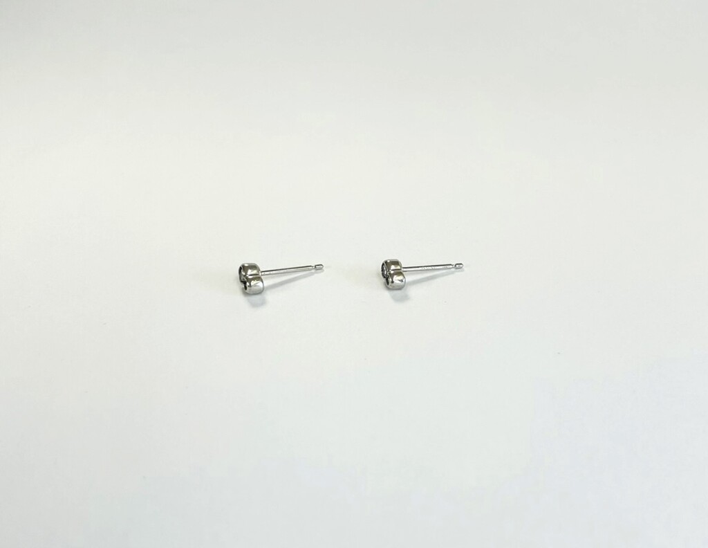 ダイヤ2個入りピアス