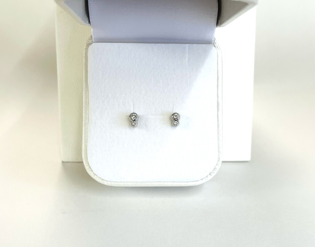 ダイヤ2個入りピアス