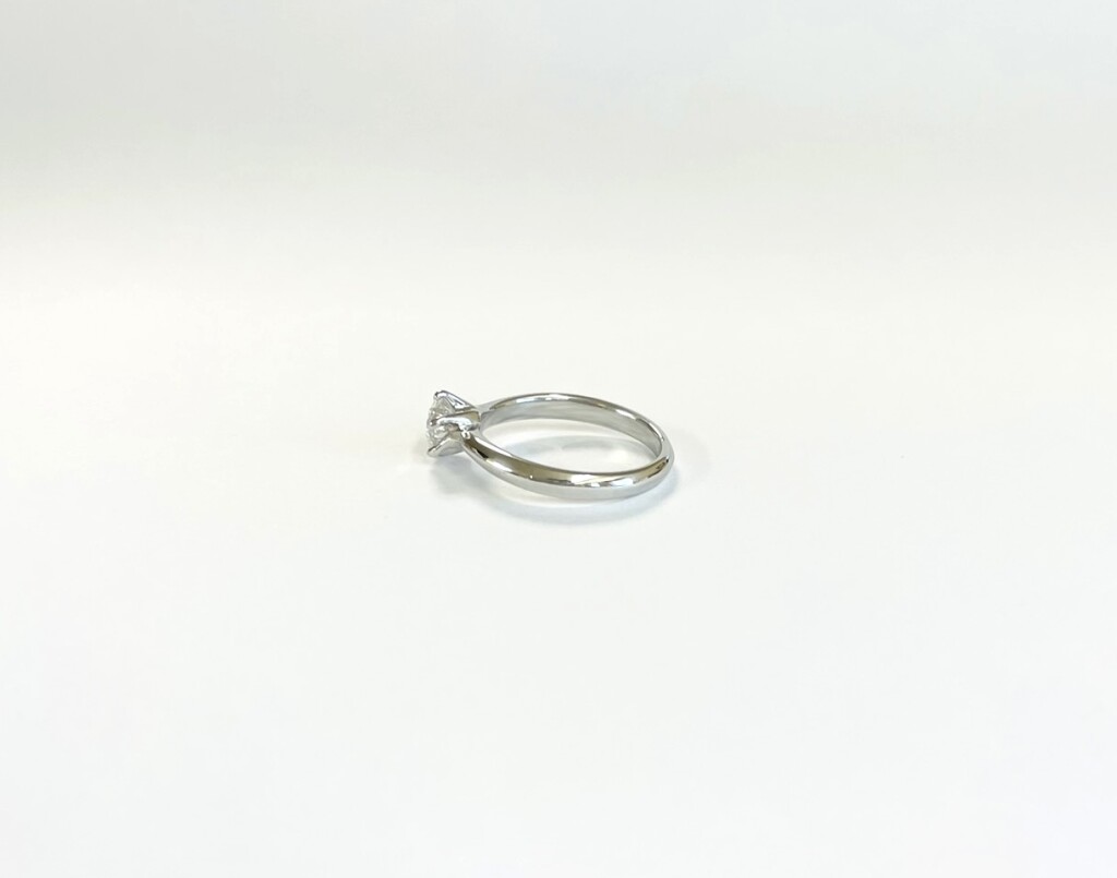 高さを抑えた婚約指輪