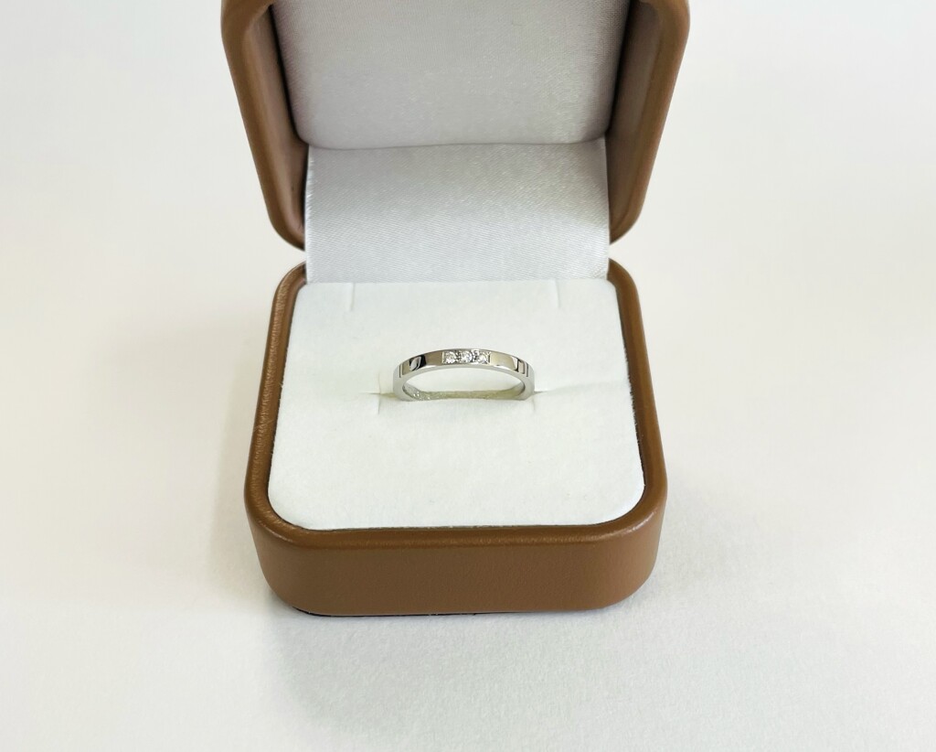 Pt900ダイヤ3個入平打ちリング