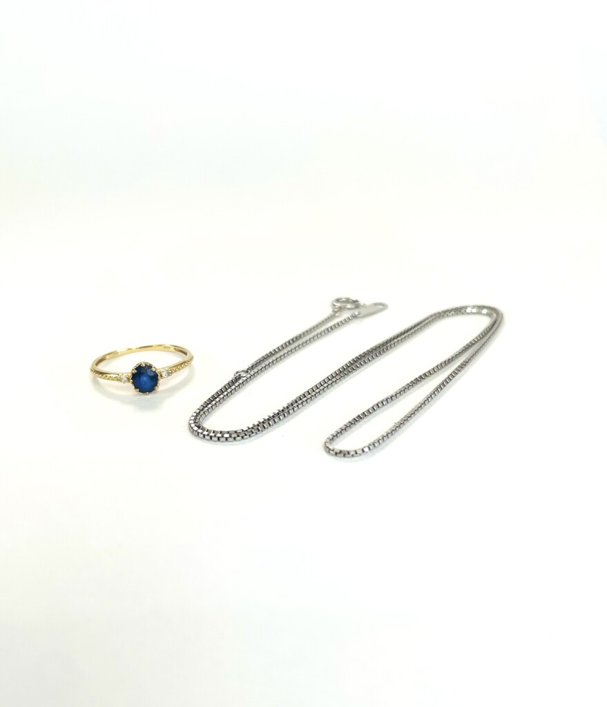 サファイアリングとプラチナネックレス