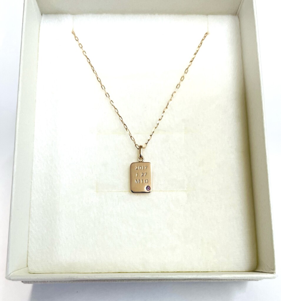 ピンクゴールドのプレートペンダントネックレス