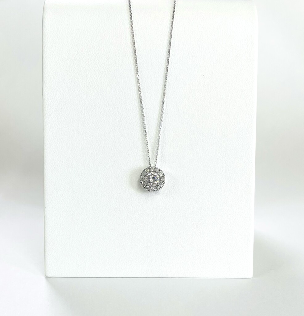 取巻きダイヤモンドネックレス