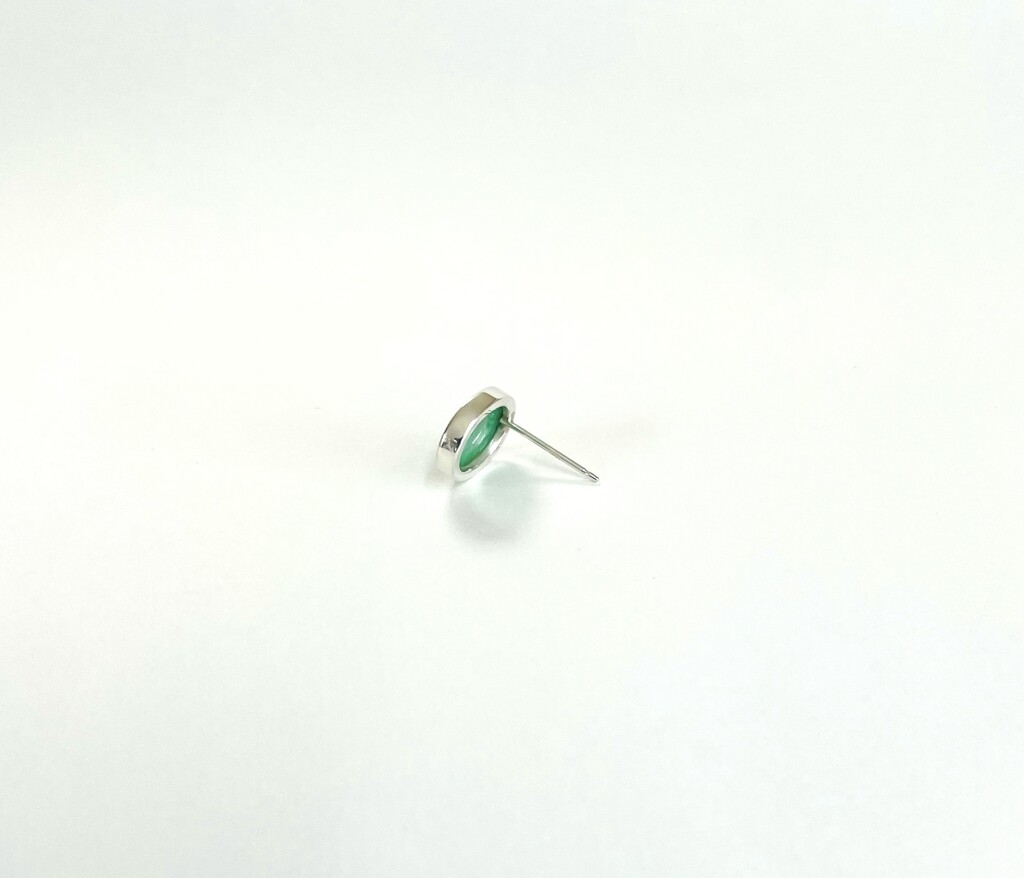 翡翠の覆輪留めピアス