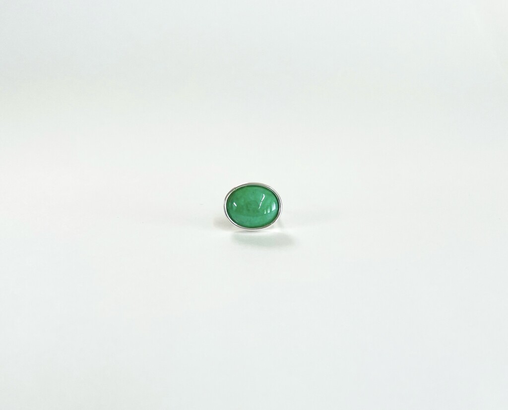 翡翠の覆輪ピアス
