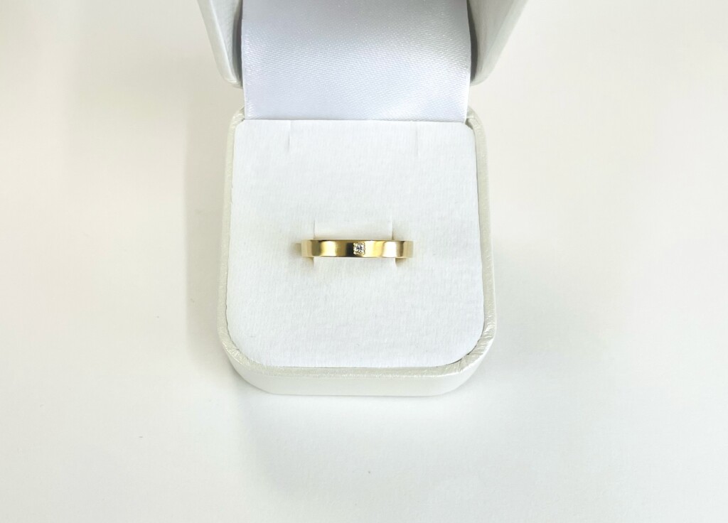 18金の艶消しダイヤモンド入りリング