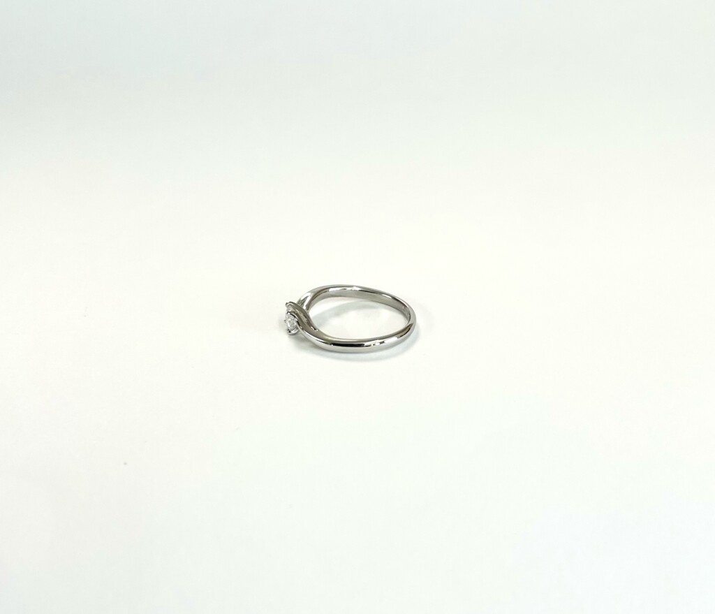 高さを抑えた婚約指輪